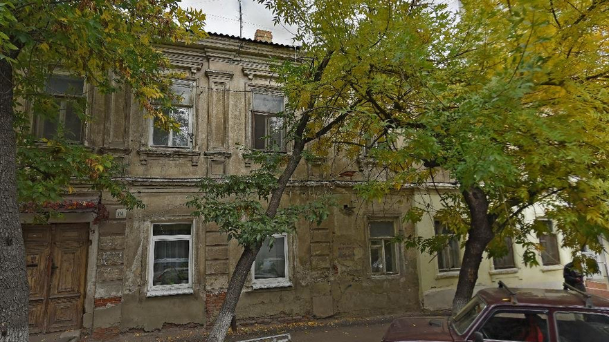 В центре Саратова друг за другом загорелись два нежилых дома