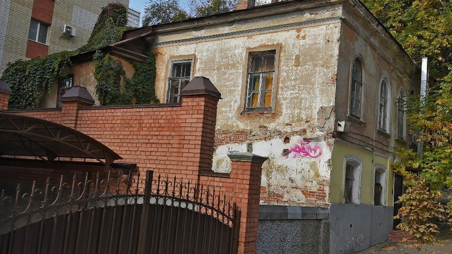 В центре Саратова друг за другом загорелись два нежилых дома