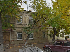 В центре Саратова друг за другом загорелись два нежилых дома