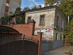В центре Саратова друг за другом загорелись два нежилых дома