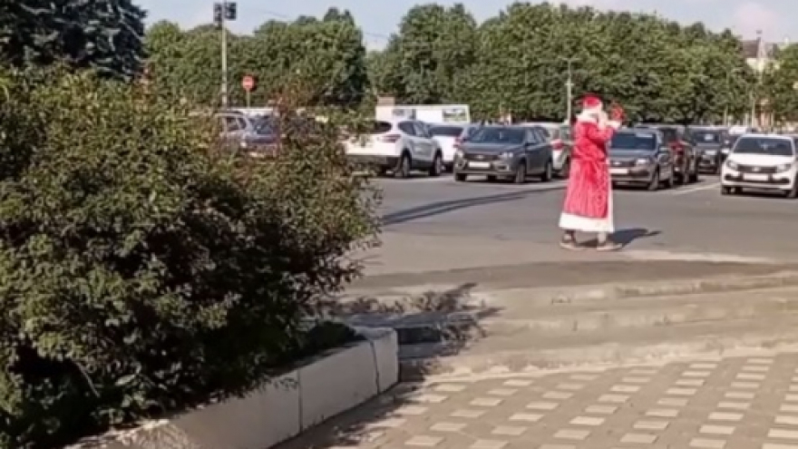 В Кирове в жару заметили Деда Мороза