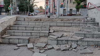 В Саратове развалился пешеходный спуск к набережной