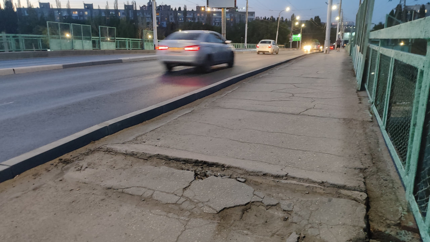 Ждут, когда кто-то провалится: читатель заметил разрушение моста на 3-й Дачной