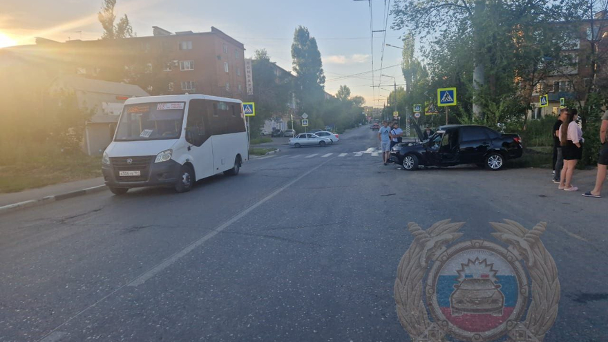 В Энгельсе молодежь пострадала в столкновении Гранты со столбом