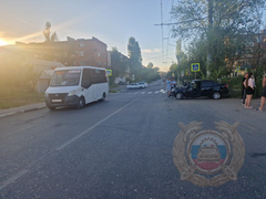 В Энгельсе молодежь пострадала в столкновении Гранты со столбом