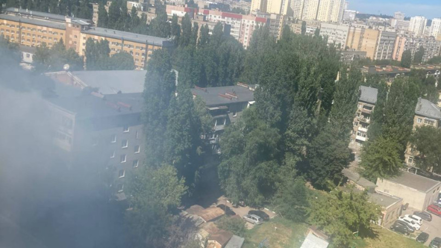 Читатель: в Саратове горит общежитие, пожарным мешают припаркованные машины