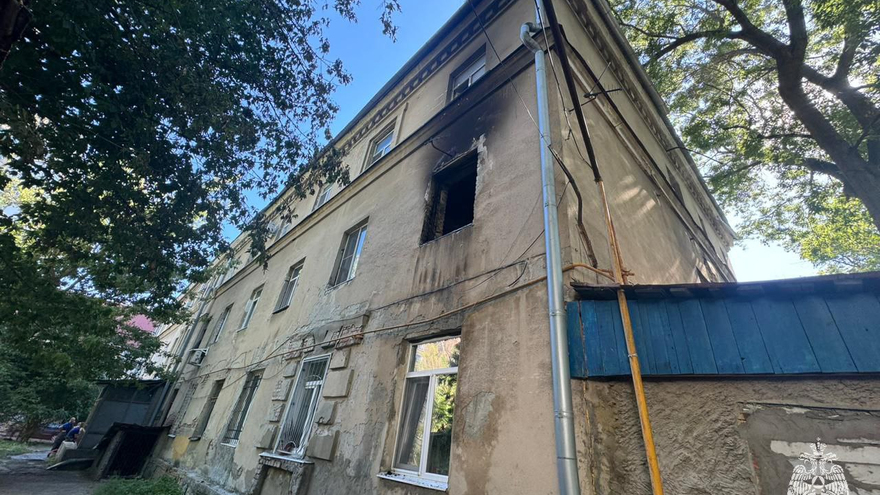 Читатель: в Саратове горит общежитие, пожарным мешают припаркованные машины