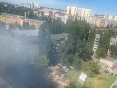 Читатель: в Саратове горит общежитие, пожарным мешают припаркованные машины