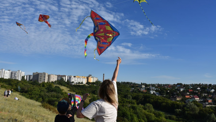 В Юбилейном сотни саратовцев запустили в небо воздушных змеев