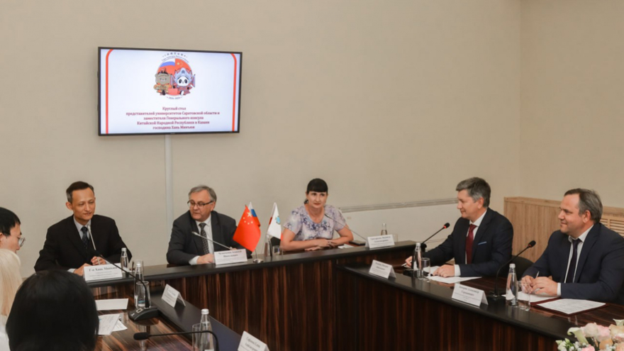 В Саратове замгенконсула из Китая заинтересовался применением искусственного интеллекта в обучении