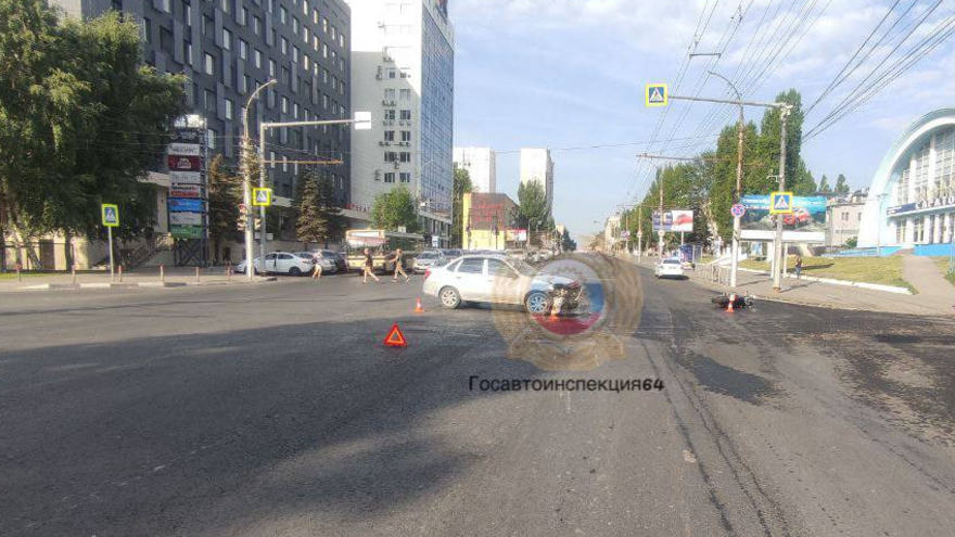 Рядом с бассейном Саратов мотоциклист попал под машину