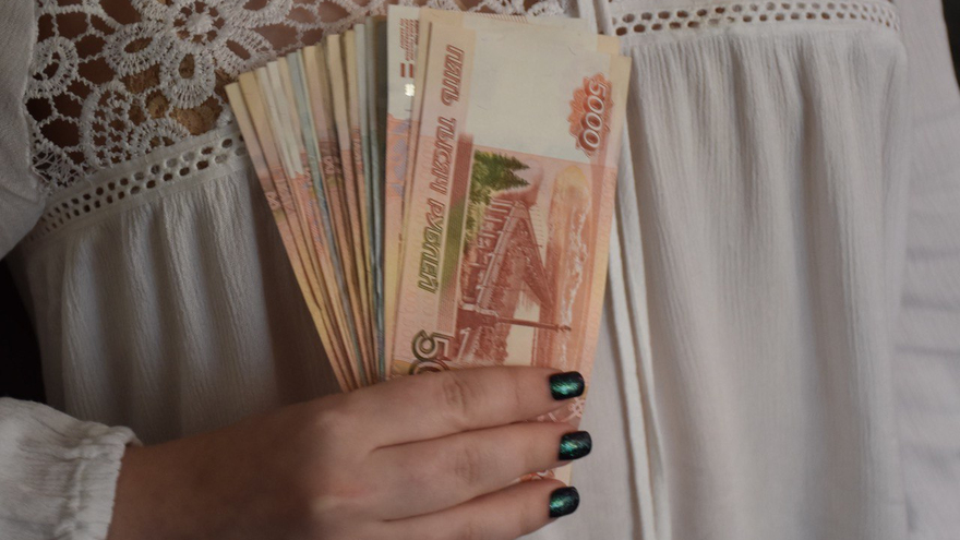 В Саратове женщина полгода воровала деньги у пенсионера