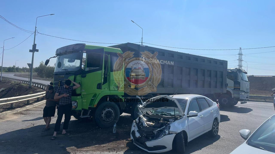 В ДТП с грузовиком на СКАД пострадали женщина и подросток