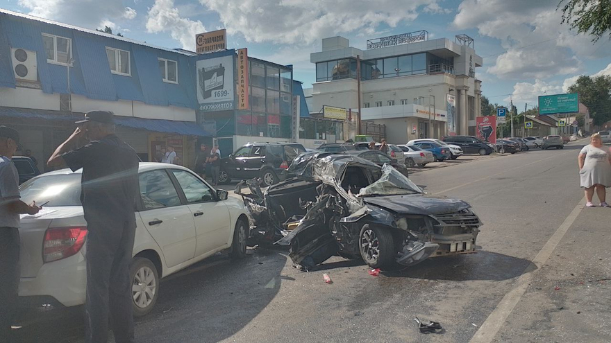 В Саратове два человека погибли в ДТП с грузовиком и легковушками