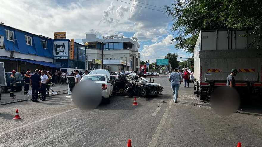 В Саратове два человека погибли в ДТП с грузовиком и легковушками