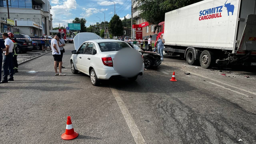 В Саратове два человека погибли в ДТП с грузовиком и легковушками