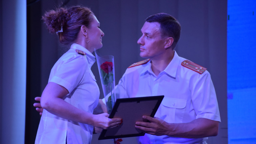 Принимают дерзкий вызов преступника: саратовские следователи отметили профессиональный праздник