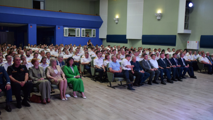 Принимают дерзкий вызов преступника: саратовские следователи отметили профессиональный праздник