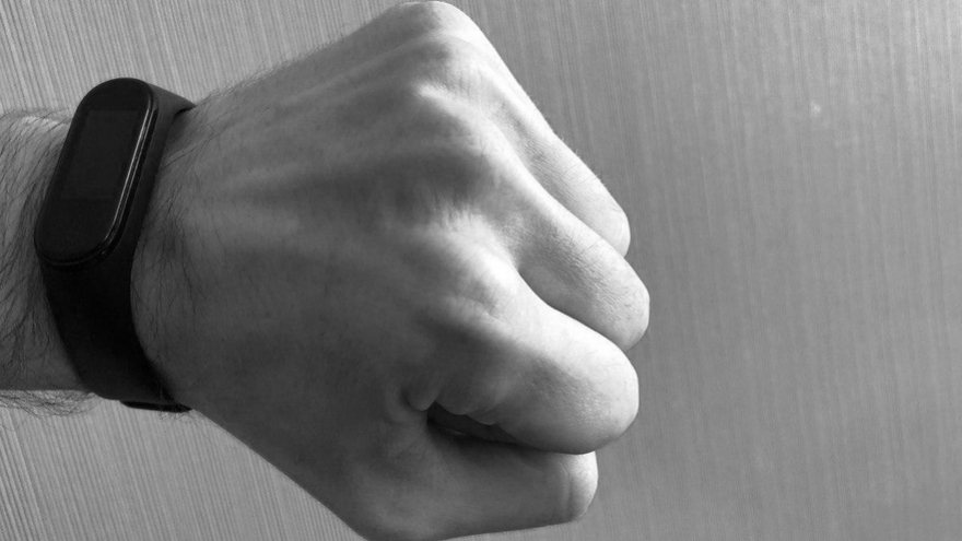 За тобой косяк: мужчина застал бывшую жену с двумя незнакомцами и переломал им кости