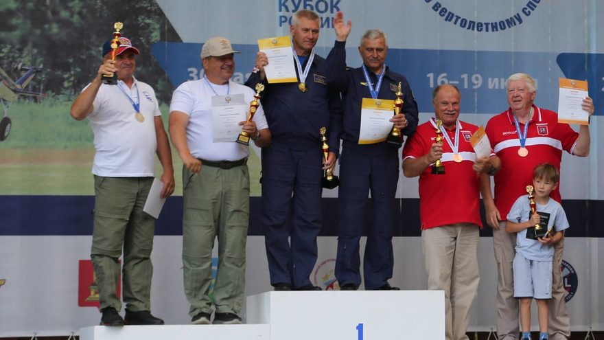 Саратовцы завоевали серебро чемпионата России по вертолетному спорту