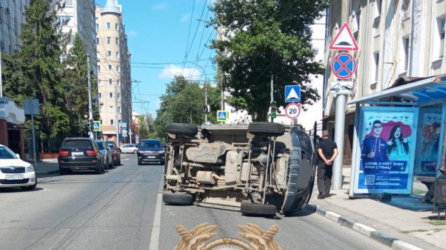 УАЗ перевернулся в центре Саратова