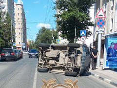 УАЗ перевернулся в центре Саратова