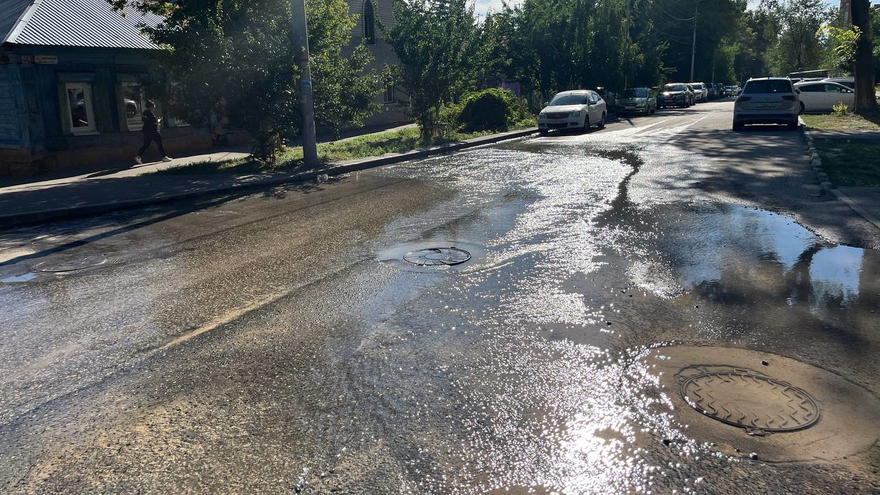 На улице Зарубина из-под асфальта неделю течет вода