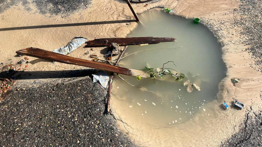 На улице Зарубина из-под асфальта неделю течет вода