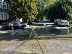 На улице Зарубина из-под асфальта неделю течет вода