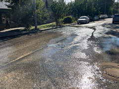 На улице Зарубина из-под асфальта неделю течет вода