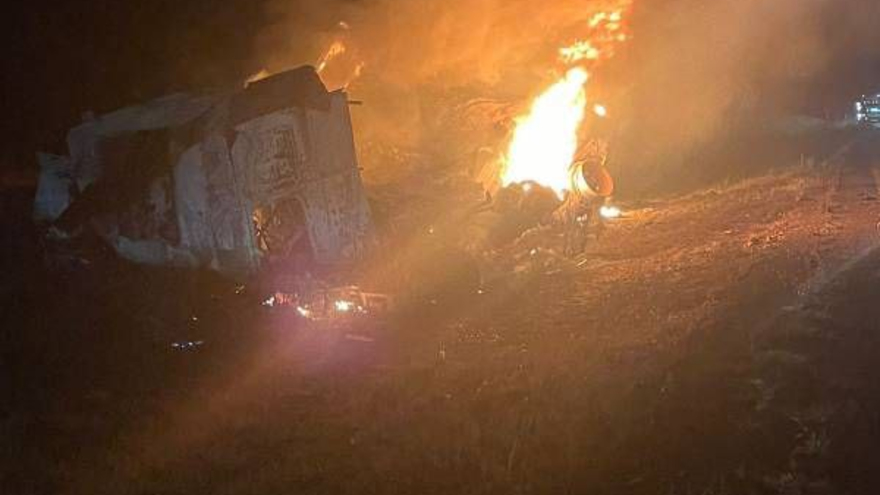 В Саратовской области на трассе сгорела фура с белизной