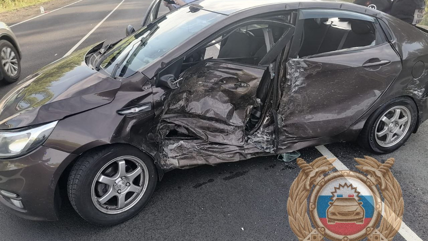 На трассе под Хвалынском столкнулись три автомобиля: пострадал человек