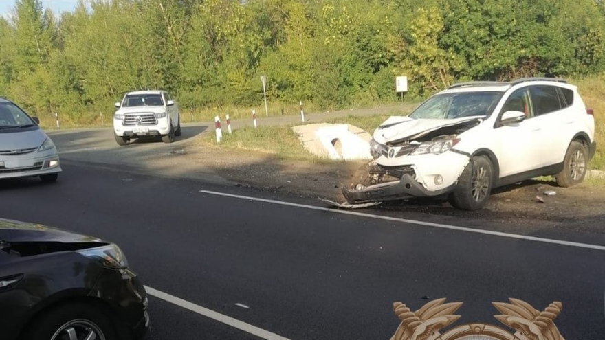 На трассе под Хвалынском столкнулись три автомобиля: пострадал человек