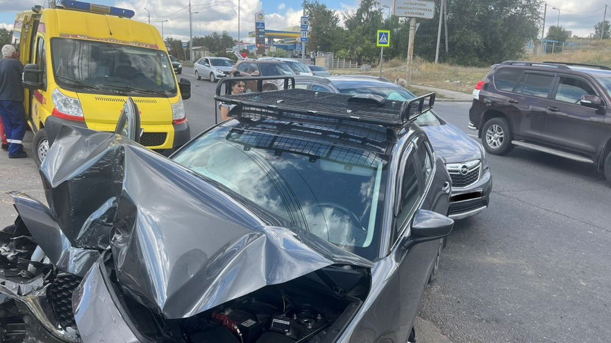 В Саратове двое пострадали в ДТП с кроссоверами
