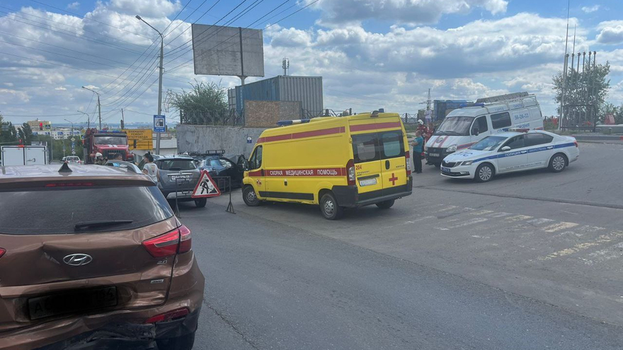 В Саратове двое пострадали в ДТП с кроссоверами