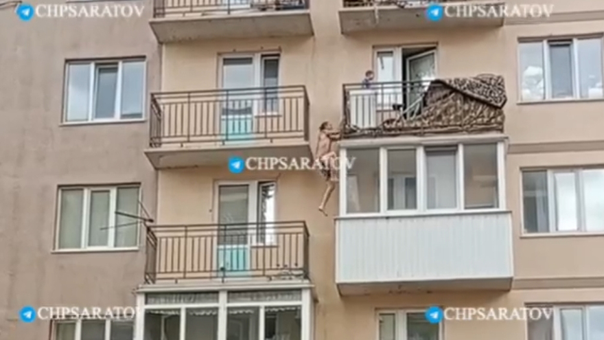 В Саратове мужчина лазил по балконам на восьмом этаже, чтобы уберечь ребенка от падения