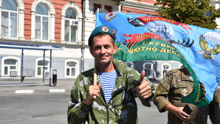 Фонтаны работают. Главное, не поскользнуться: День ВДВ в Саратове отметили шествием и молебном