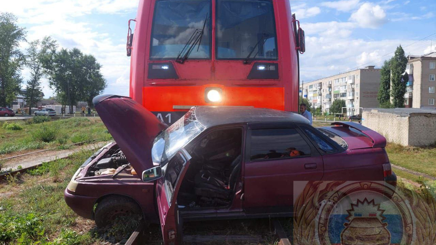 Под Саратовом рельсовый автобус протаранил машину: есть пострадавшие