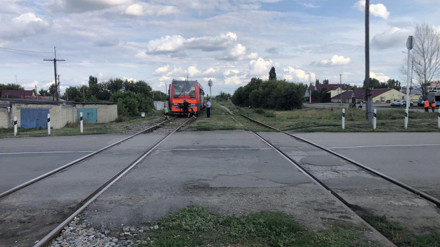 Под Саратовом рельсовый автобус протаранил машину: есть пострадавшие