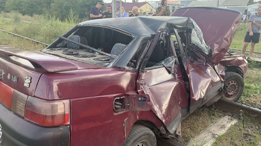 Под Саратовом рельсовый автобус протаранил машину: есть пострадавшие
