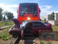 Под Саратовом рельсовый автобус протаранил машину: есть пострадавшие