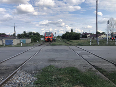 Под Саратовом рельсовый автобус протаранил машину: есть пострадавшие