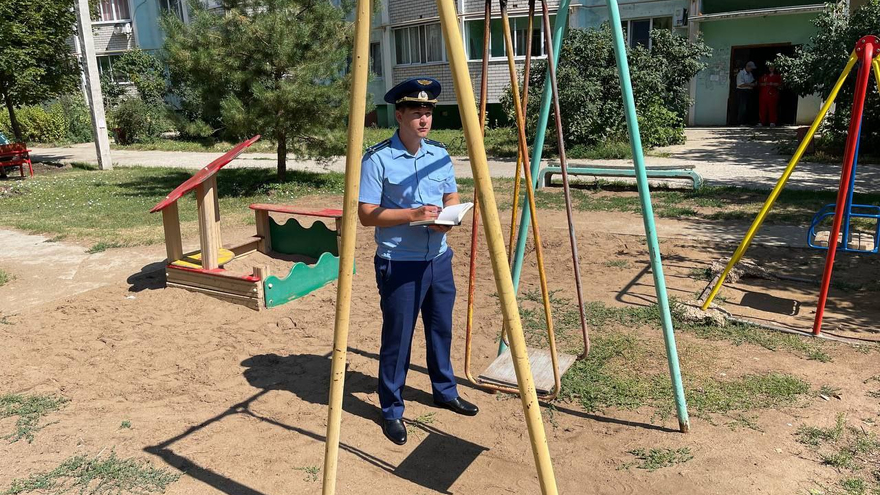 Перелом черепа: в Балакове девочка покалечилась при падении с качелей