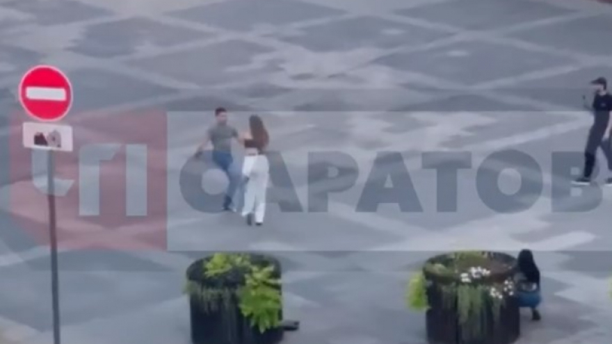 В Саратове пинали девушку и ее сумку