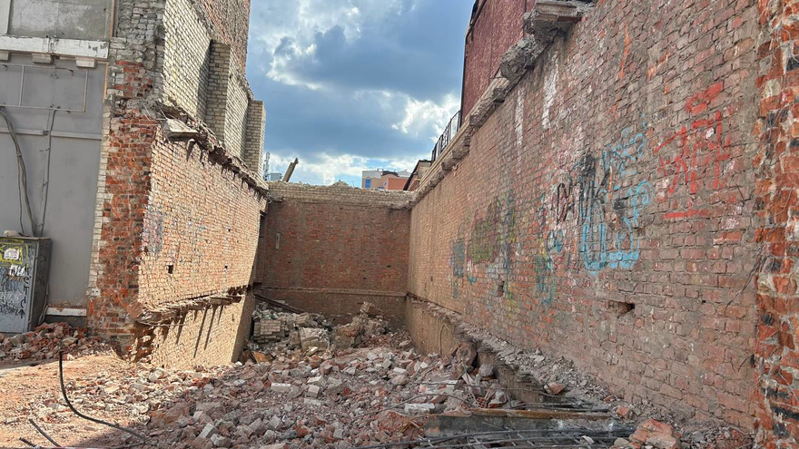 В центре Саратова спустя сто лет снесли недострой