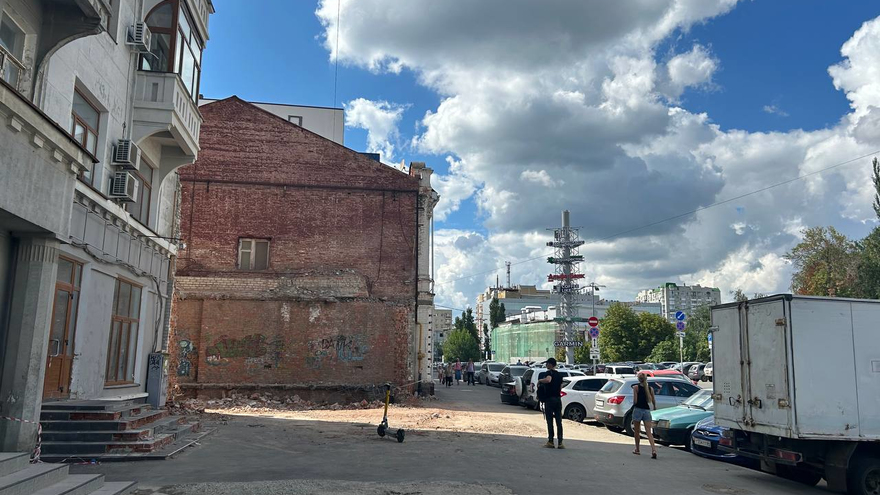 В центре Саратова спустя сто лет снесли недострой