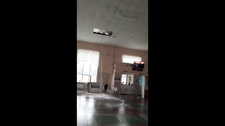Опа, упало! Красота!: после ливня в Балашове на вокзале обрушилась часть потолка (видео)
