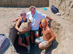 Античные амфоры, фрагменты статуэтки богини и сосудов с росписями: студенты-археологи из Саратова сделали уникальные находки
