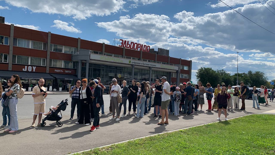 Ничего нового: гости чемпионата по пахоте выстроились в длинную очередь на бесплатный автобус, произошла толкучка
