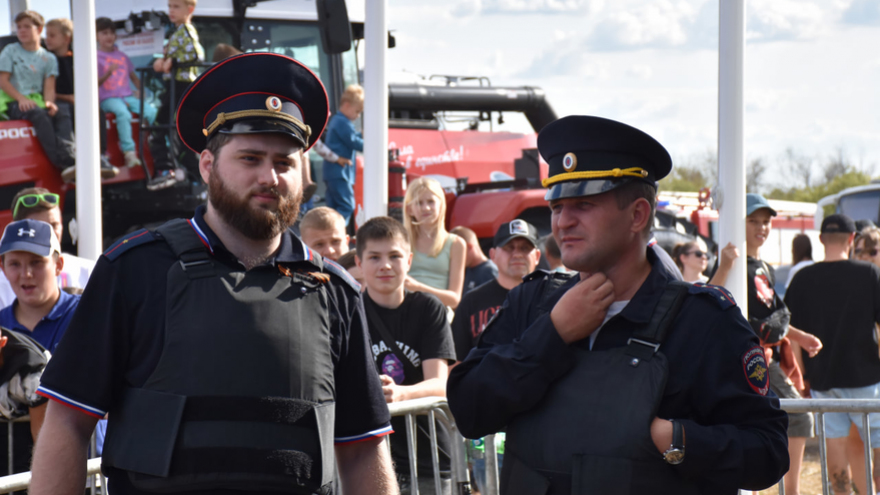 Концерт Сергея Лазарева в Саратове: полиция перекрыла вход на сцену после вылазки детей